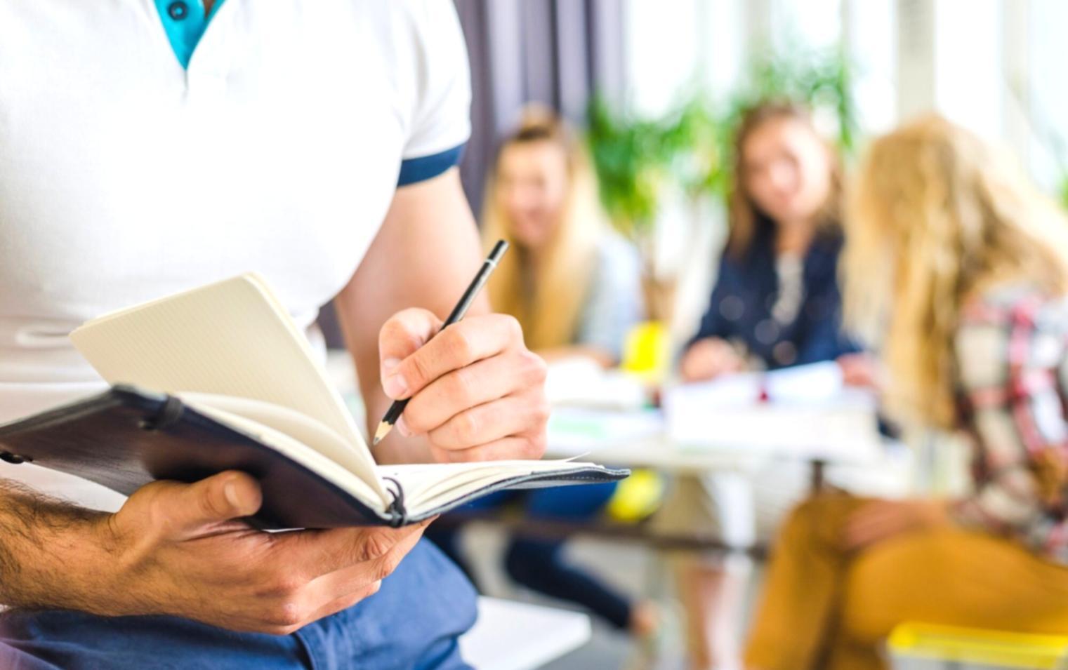 投資教育プログラムの様子を示すオフィス風景